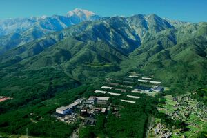 雄大な自然に囲まれた南アルプス白州工場。敷地面積は82万平方mで、東京ドーム約18個分の広さ