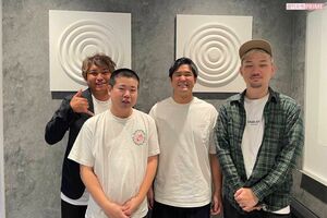 『株式会社パッチューネ』左奥が代表取締役の伊波恒樹氏。手前左が岡田康太、隣がお笑いコンビ『こゝろ』左から横荒木蟹尾、山出谷ショートケーキ