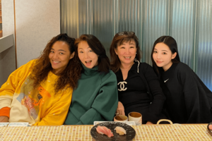 横浜の有名寿司店“ふじまつ”にて、クリスタル(左端)とウォーキング仲間の母子に60歳の誕生日を祝ってもらった