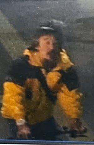 自転車をこぐ容疑者（茨城県警提供）