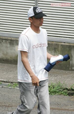 2008年の不倫騒動から復帰後、読売ジャイアンツ球場を後にする二岡智宏