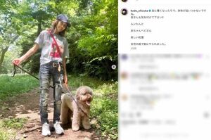 愛犬の散歩をする写真をアップした工藤静香。夫の木村拓哉も同じタイミングで投稿（工藤のインスタグラムより）