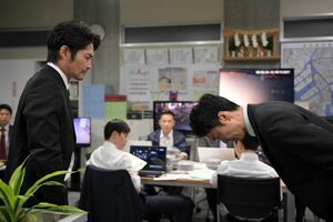 かつては香坂と同志だった渡部から“所轄は指示があるまで待機！”と言われる立場に