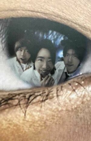 黒眼鏡専門デザインレーベル『QRO』のモデル男性の瞳には、Mrs. GREEN APPLEと思しき3人が（Xより）