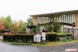 無人の記念館。寅さん像もどこか寂しげ