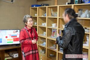 ホームを出て、再出発した村松さんから近況を聞く大塩さん。まじめに仕事に取り組んでいる様子がわかると、「偉いやんか！」とうれしそうに褒めていた　撮影／伊藤和幸