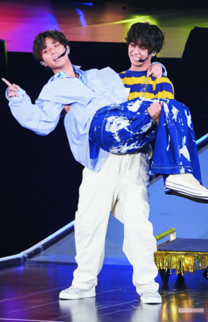 「最近太った」と語る永瀬廉を“お姫様抱っこ”する高橋海人（撮影／廣瀬靖士）