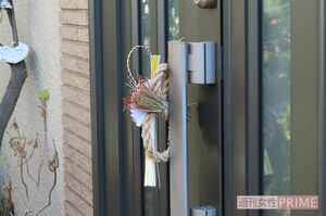玄関には正月飾りが残されたまま……