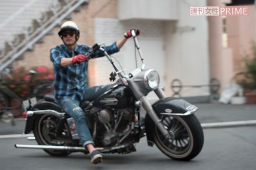 2014年5月、愛車のハーレーに跨がり、知人の店を尋ねる長瀬智也