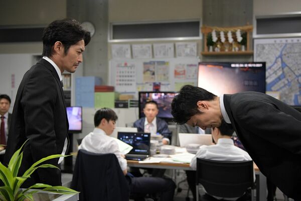 かつては香坂と同志だった渡部から“所轄は指示があるまで待機！”と言われる立場に