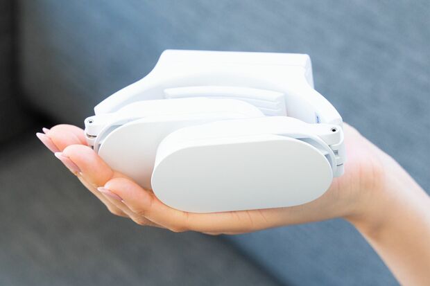 本体が約140g、専用バッテリーが約80gと軽量なのもうれしい