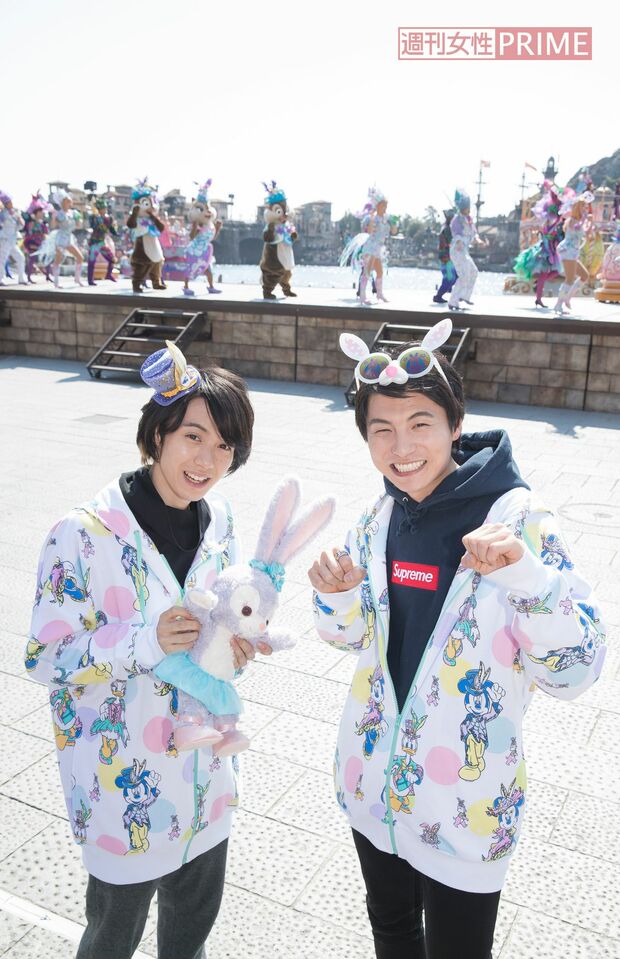 東京ディズニーシーで「ファッショナブル・イースター」を楽しむ2人。「それぞれおしゃれで、みんなステキだよ！」（小越くん）、「音楽がノリノリ！一緒に踊っちゃおう！」（宮崎くん）　撮影／廣瀬靖士