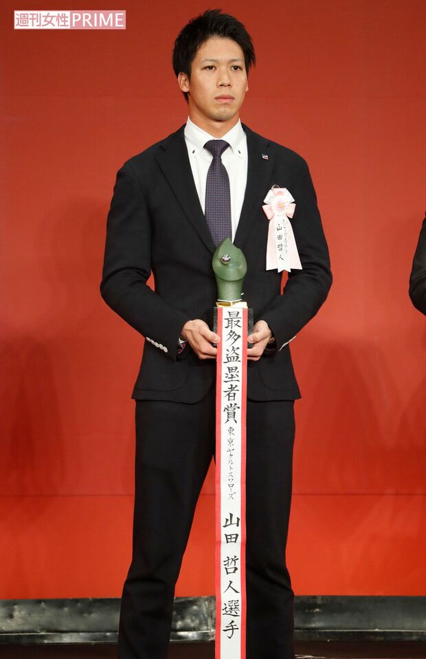 '16年のセントラル・リーグ最多盗塁者賞を受賞した山田哲人選手