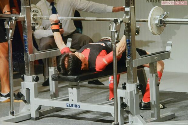 ベンチ台にあお向けに寝て、両手でいったんバーベルを胸まで下ろし、審判の合図で上に持ち上げ、重さを競うベンチプレス。初めて挑戦した70代のときは10㎏をやっと挙げられるレベルだったが、90歳になる今年は42・5㎏を狙って世界大会へ