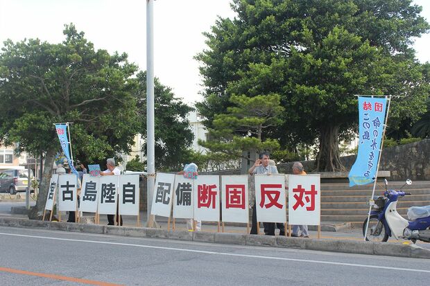 抗議のスタンディングを行う岸本さんら。アピールに手を振り返して応える市民も多い