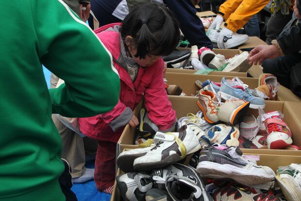 避難所には、高橋尚子から運動靴が届けられた（陸前高田市、2011年3月29日〜4月1日）