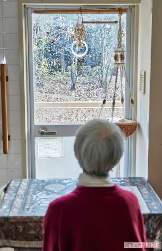 昼食はキッチンにある小さなテーブルで、窓からの風景を眺めながら食べるのが定番（撮影／廣瀬靖士）