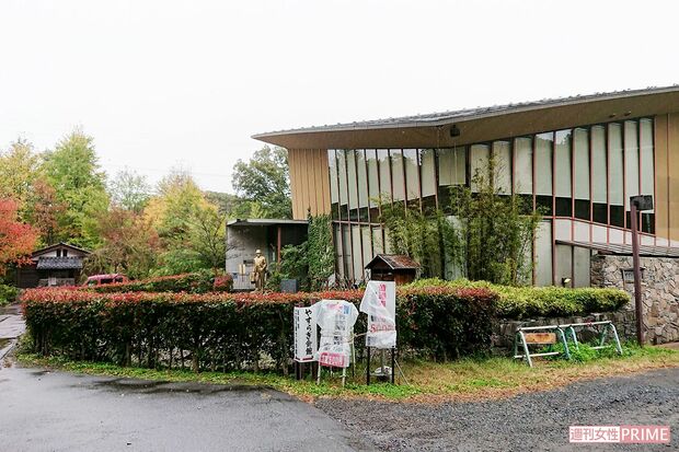 長野県小諸市にある“渥美清こもろ寅さん会館”は13年に閉館。寅さん像もどこか寂しげ