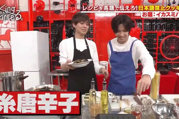 料理の仕上げに糸唐辛子をのせる際に利き手ではない左手を使っていた