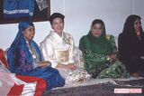 '94年11月、オマーンで婦人協会のレセプションの参加者と外国語でコミュニケーションをとられる雅子さま