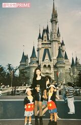 幼い頃の『Kis-My-Ft2』千賀健永（右）と弟の丈意さんと母・千賀のり子さん