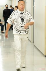 足早に現場入り。長年のゴルフとスキーで下半身を鍛えているため、歩く速度がとても速い（撮影／佐藤靖彦）