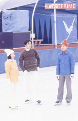 '81年2月、読売ランドのアイススケート場で滑られる浩宮さま(当時)と礼宮さま(当時)と紀宮さま(当時)。