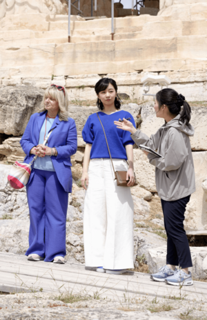 世界遺産のアクロポリスにあるパルテノン神殿を視察した佳子さま（5月26日）写真/共同通信社