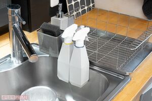 水切りカゴに洗剤等をまとめると、洗剤トレーを洗う手間も不要。洗剤の種類を減らし、キッチン以外の掃除にも活用 撮影/伊藤和幸