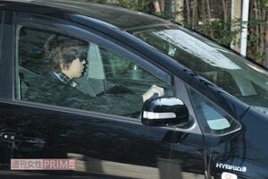 2009年、愛車を運転して外出する亀梨和也