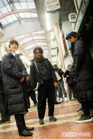 2019年3月、ドラマ『きのう何食べた？』撮影にて。西島（左）の浮気を疑った内野（右）が尾行するシーン。何度も監督に演技相談を重ねた