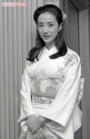 着物姿で「週刊女性」インタビューに答える松原千明さん（1983年12月）