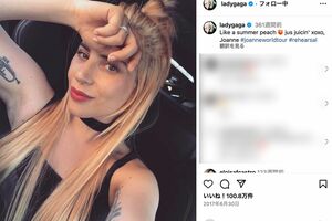 自撮りでありのままの姿を公開したレディー・ガガ。緑色のウィッグをわき毛につけてのパフォーマンスも話題になった（レディー・ガガ公式インスタグラムより）