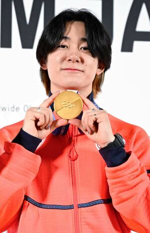 ミラノ・コルティナ五輪のスノーボード男子ハーフパイプで金メダルを獲得した戸塚優斗　撮影／JMPA