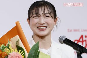 2026年5月13日の引退会見で、パールのネックレスとイヤリングを身につけた坂本花織 写真/共同通信社