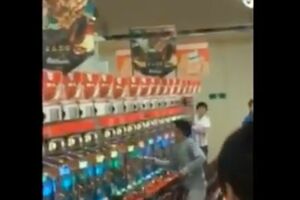 パチンコ台を持参したハンマーで殴打する当時52歳の無職の男性（拡散されたSNSより）