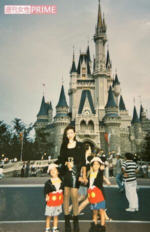 幼い頃の『Kis-My-Ft2』千賀健永（右）と弟の丈意さんと母・千賀のり子さん