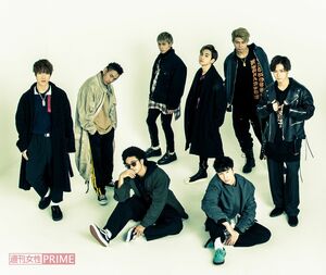 前列座り左から／与那嶺瑠唯(21)、長谷川慎(18)、後列立ち左から／藤原樹(19)、浦川翔平(19)、神谷健太(21)、吉野北人(19)、武知海青(18)、川村壱馬(20)　撮影／伊藤和幸