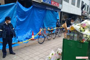 火災があったビル前には、たくさんの花が供えられている