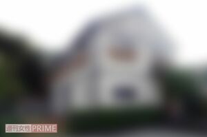 家族と同居する容疑者の自宅。中から血のついた包丁が発見された