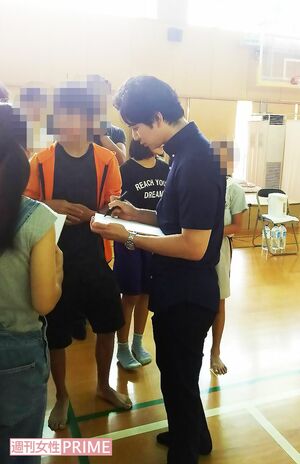 サインをする松本潤（'18年）