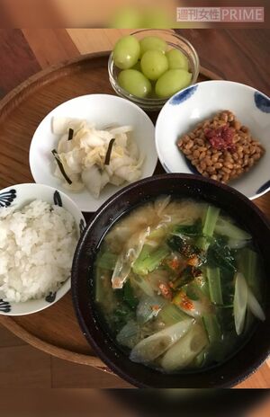 梅納豆とじゃこと野菜のみそ汁で朝ごはん