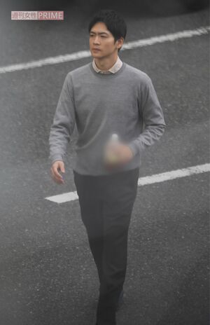 10月中旬、『いちばんすきな花』のロケでの松下洸平。早朝からの撮影をテキパキとこなしていた