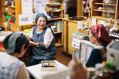 笑顔が絶えないそば店。「心のきれいな方ばっかりが集まってくるんです」写真提供／内田伸一郎