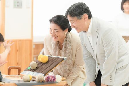 祝・ご成婚30年】天皇・皇后両陛下が真珠婚！「エレガントさが引き立てられて」専門家が解説する雅子さまの“パールジュエリー”ファッション（2ページ目）  | 週刊女性PRIME