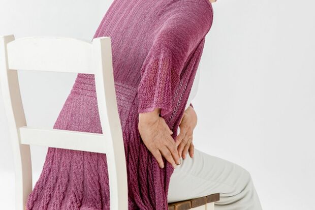 腰痛に悩まされる女性　※写真はイメージです