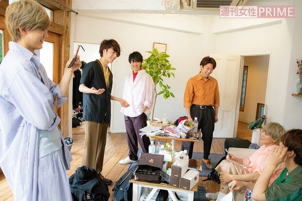 撮影の合間も仲良くおしゃべり（'19年）　撮影／廣瀬靖士