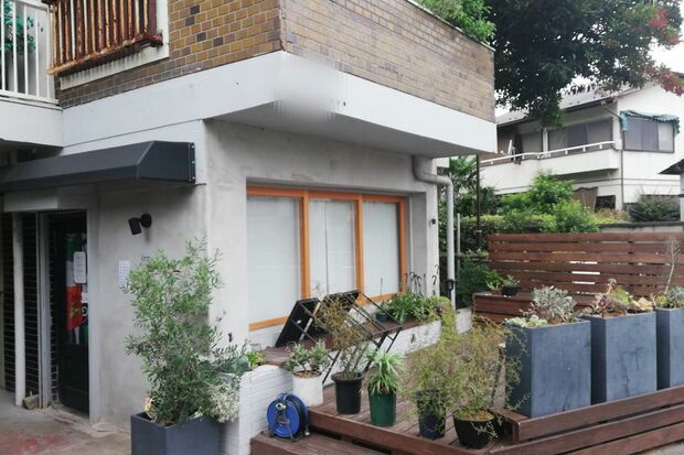 閉店した「I」の後始末をTはしたのだろうか？　店のかたわらには、ひっそりと花がたむけられていた