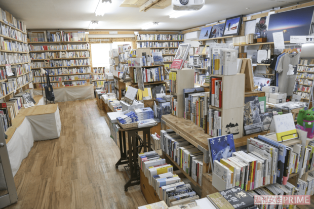 『冒険研究所書店』の店内