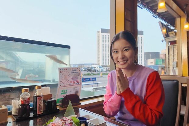 芳根京子の『＜生＞旅』の第一弾では函館グルメを堪能（東日本旅客鉄道株式会社プレスリリースより）